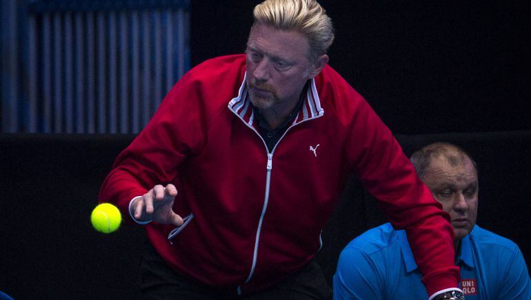 Boris Becker coge una pelota en el O2 Arena de Londres