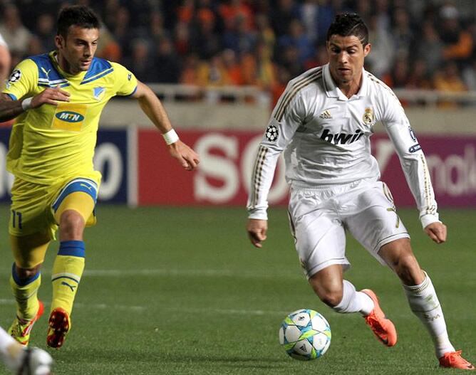 El delantero portugués del Real Madrid Cristiano Ronaldo lucha por el control del balón con Ivan Trickovski del APOEL FC durante el partido de ida de cuartos de final de Liga de Campeones