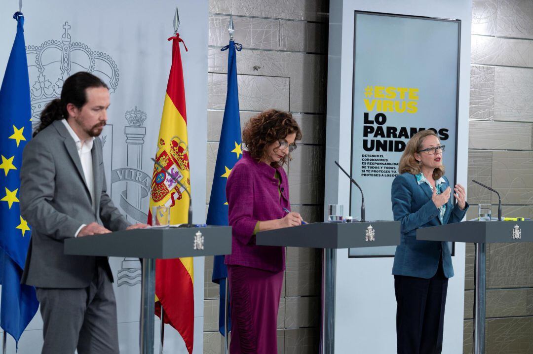 El vicepresidente y ministro de Derechos Sociales, Pablo Iglesias, la portavoz del Gobierno y ministra de Hacienda, María Jesús Montero, y la vicepresidenta tercera y ministra de Asuntos Económicos y Transformación Digital, Nadia Calviño, durante la rueda de prensa ofrecida tras el Consejo de Ministros celebrado este martes en Madrid