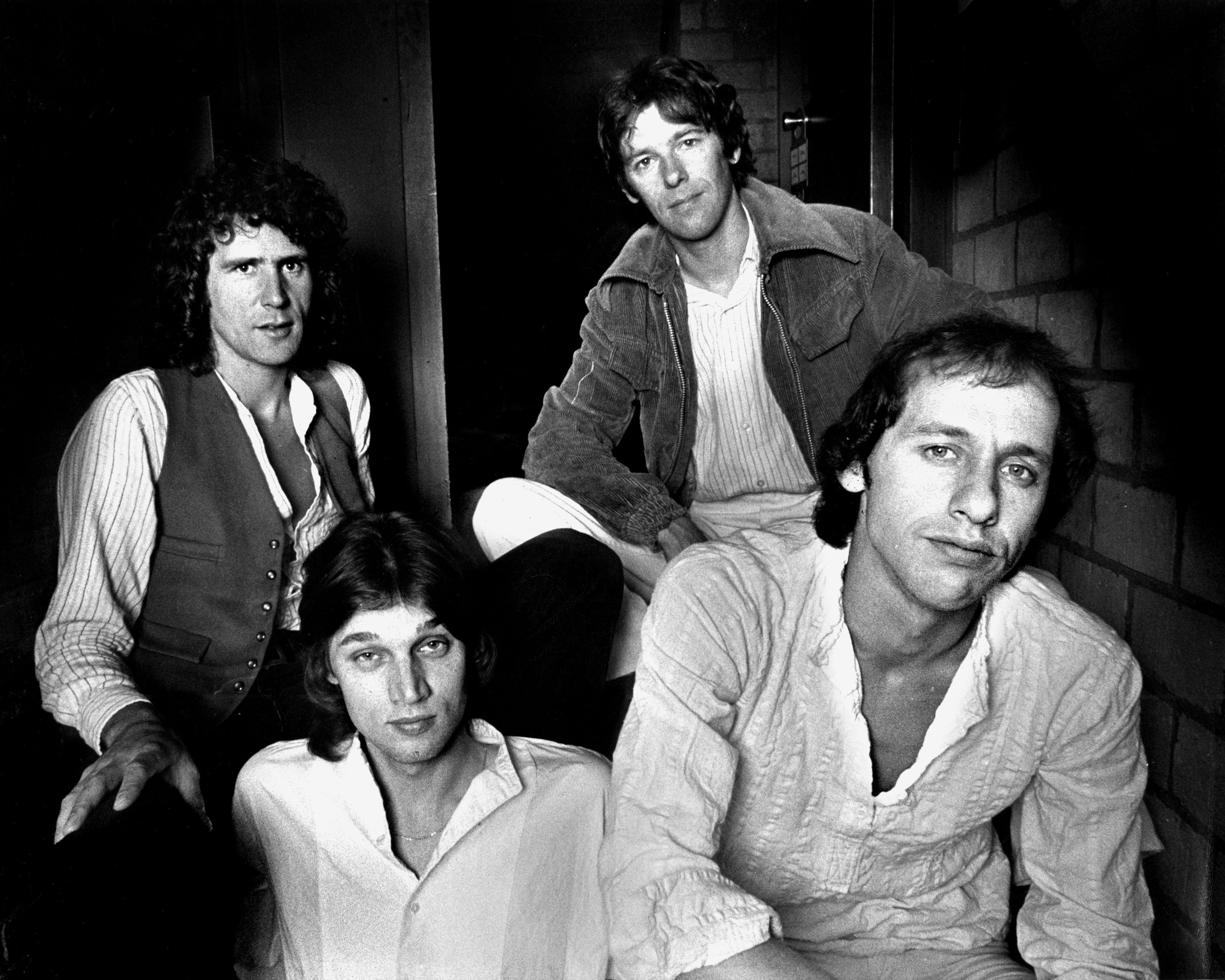 Dire straits posando en Ámsterdam en 1979: John Illsley, David Knopfler,Pick Withers, Mark Knopfler (Photo by Gijsbert Hanekroot/Redferns)