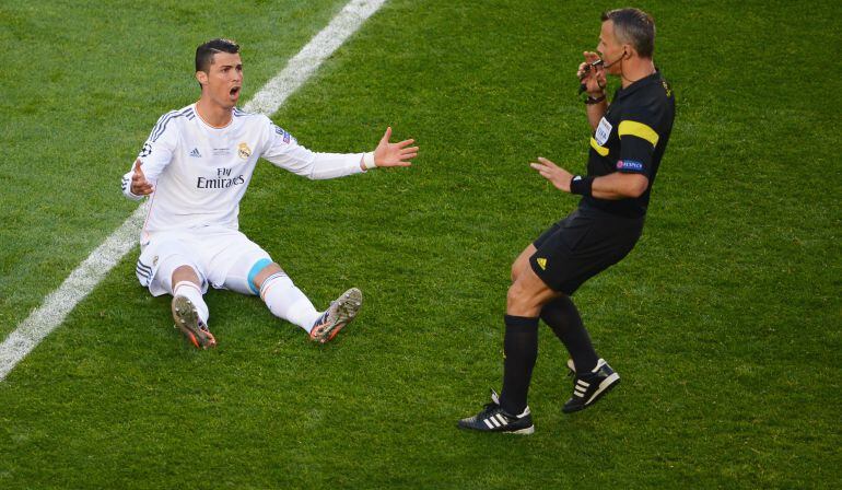 Cristiano Ronaldo protesta una acción a Bjorn Kuipers en la final de la Champions de Lisboa (2014).