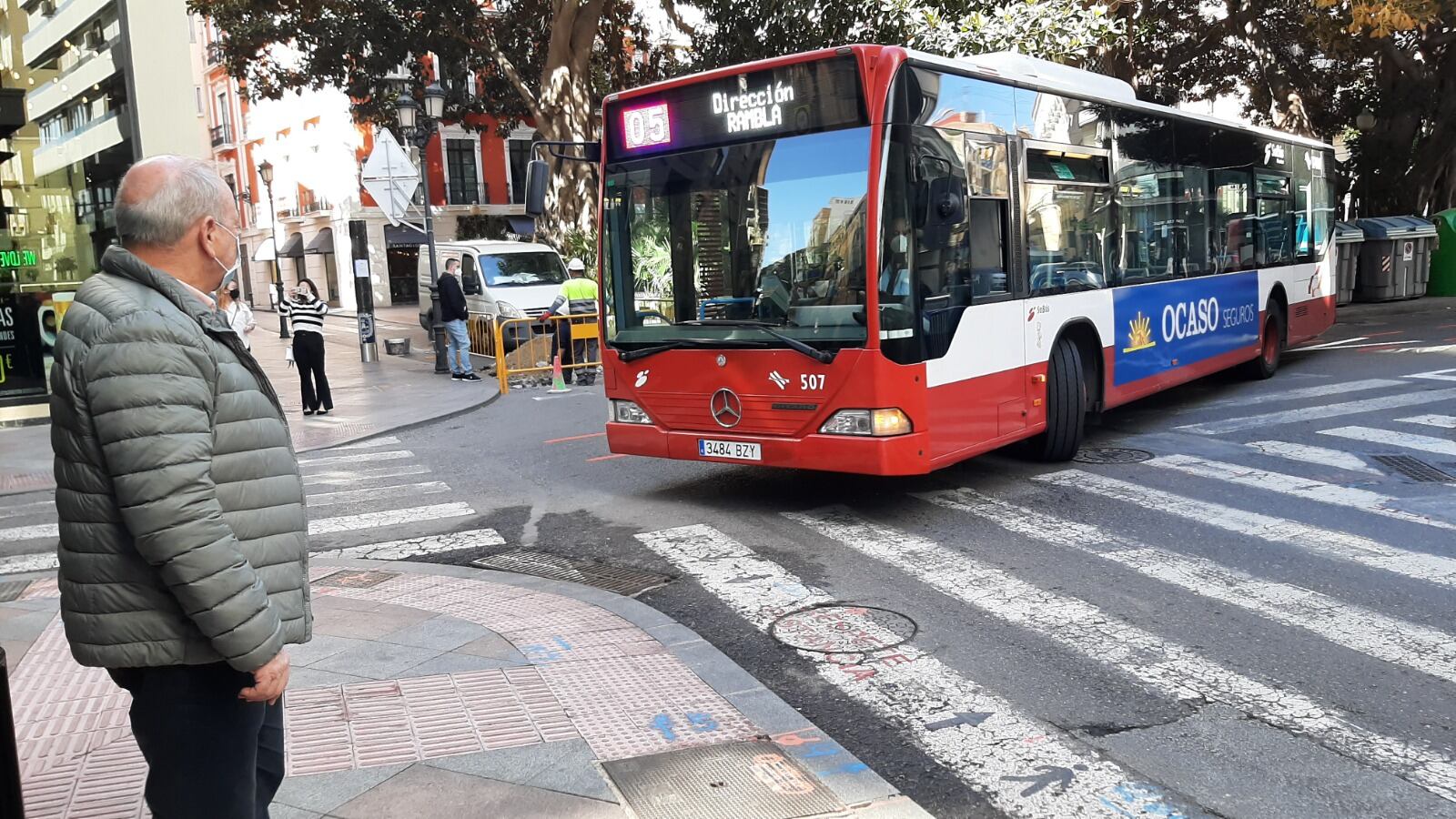 Un autobús urbano gira en una calle en el que se ha cambiado el sentido de la circulación por las obras de peatonalización del centro de Alicante