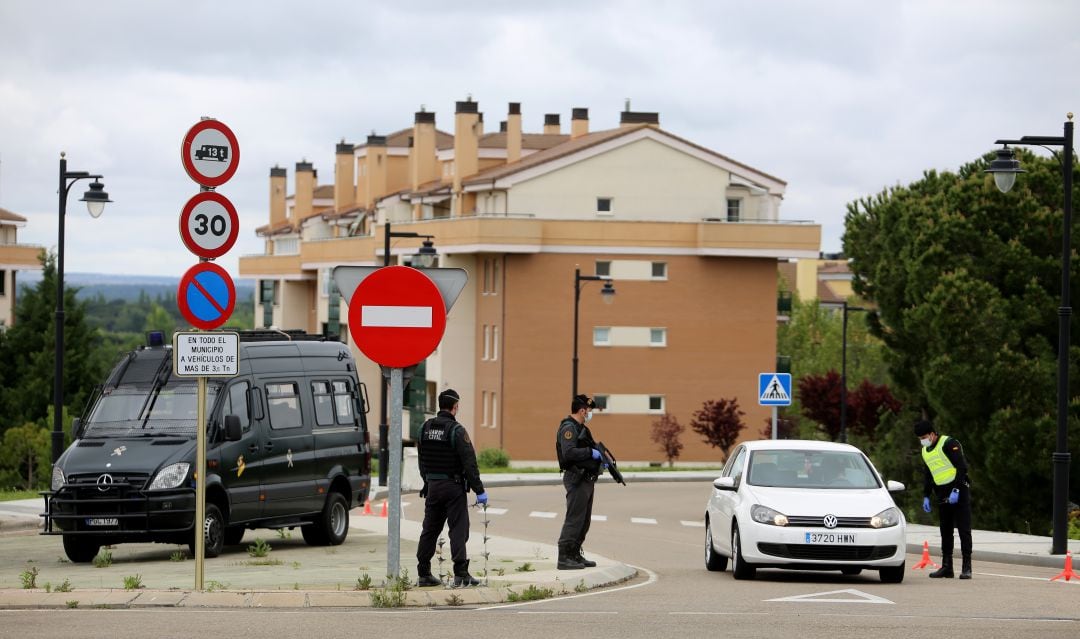 Imagen de archivo de un control de la Guardia Civil en Arroyo de la Encomienda