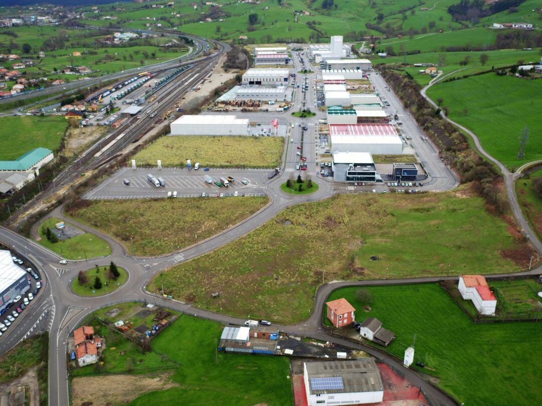 Vista del polígono industrial de Tanos-Viérnoles.