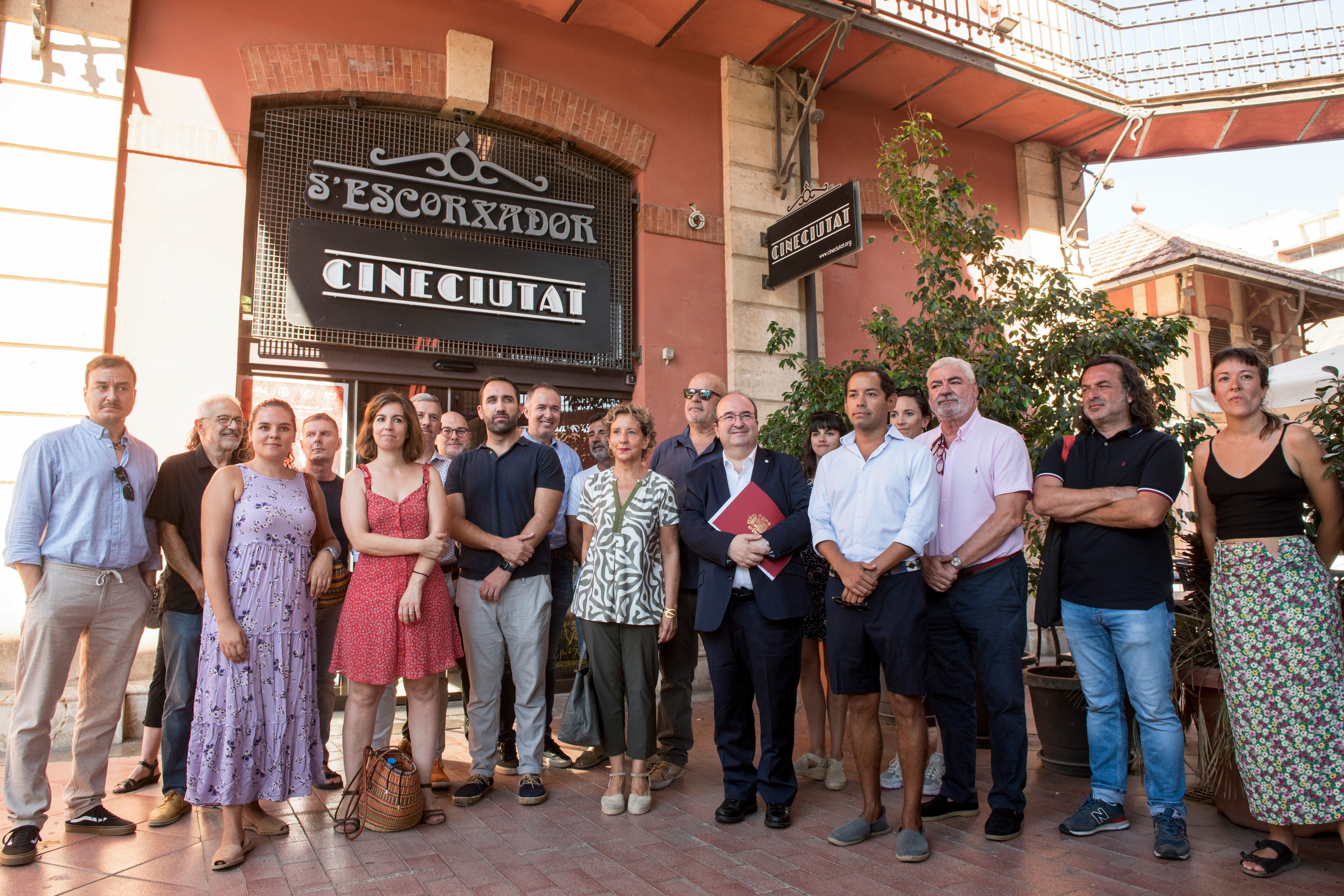 PALMA, 01/08/2022.- El ministro de Cultura, Miquel Iceta, que se ha reunido en CineCiutat (Palma) con representantes del sector cultural de Baleares, con quienes compartirá los avances alcanzados respecto al Estatuto del Artista y el Bono Cultural Joven, posa junto a la delegada del Gobierno en Baleares, Aina Calvo, para una foto de familia. EFE/ATIENZA