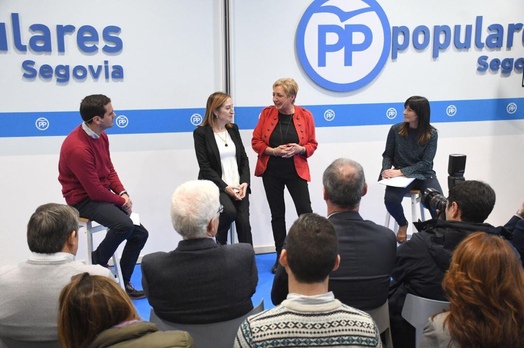 La Presidenta del Congreso de los Diputados, Ana Pastor (2i), junto con la Presidenta del Partido Popular de Segovia ,Paloma Sanz (2d), y el candidato a la Alcaldía, Pablo Pérez (i), esta mañana durante un acto con motivo del Día de la Mujer.