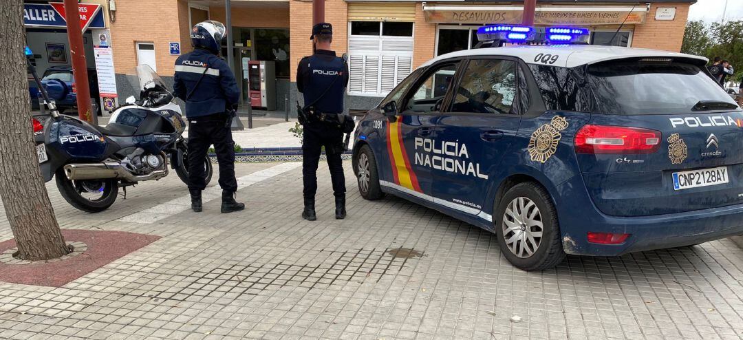 Dos de los agentes que colaboraron en la detención de la pareja