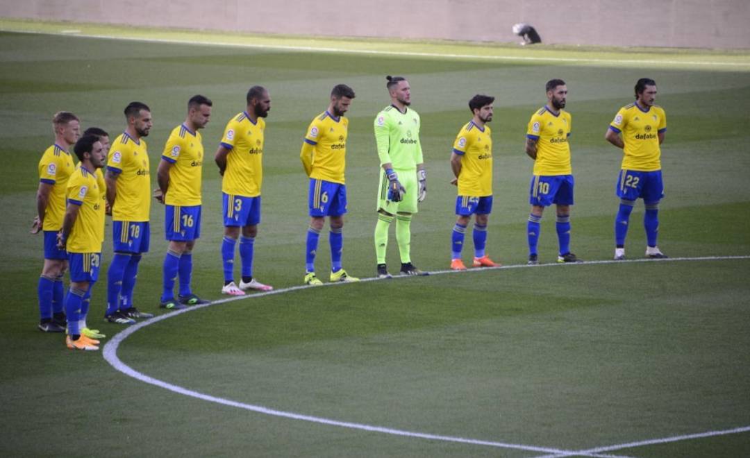 La plantilla del Cádiz antes de empezar el partido ante el Valencia.