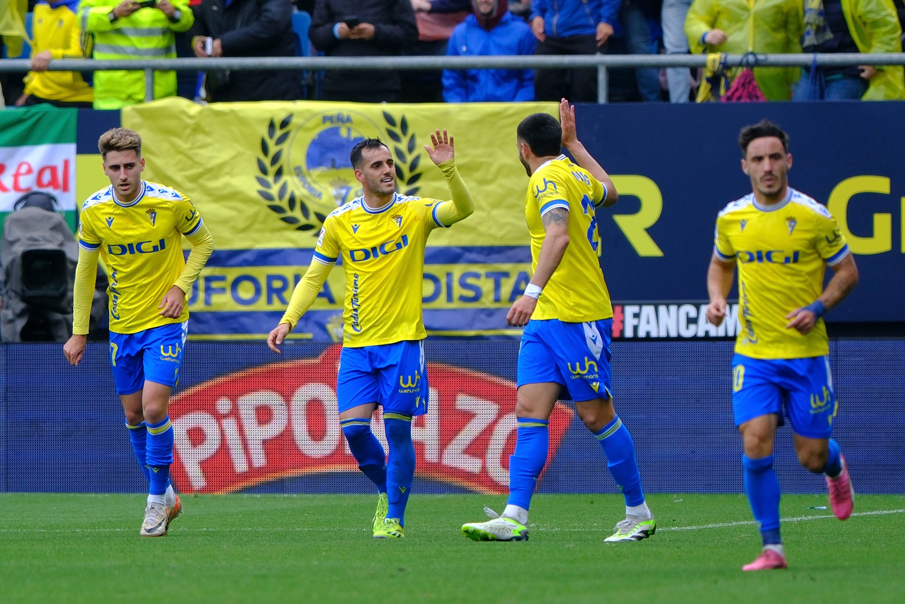 CÁDIZ, 09/03/2024.- Los jugadores del Cádiz CF celebran su primer gol durante el partido de Liga EA Sports que enfrenta al Cádiz CF y el Atlético de Madrid en el estadio Nuevo Mirandilla de Cádiz este sábado. EFE/Román Ríos
