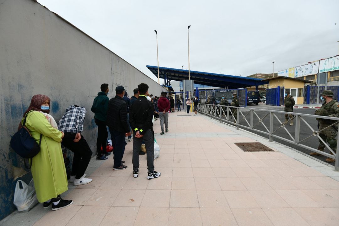 Varios marroquíes hacen cola en la frontera de Ceuta para retornar a su país de origen durante una jornada tranquila