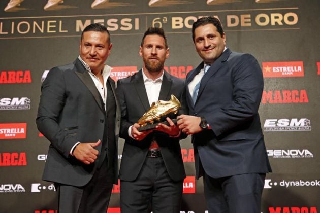 Messi posa con su sexta Bota de Oro con Morris Pagniello