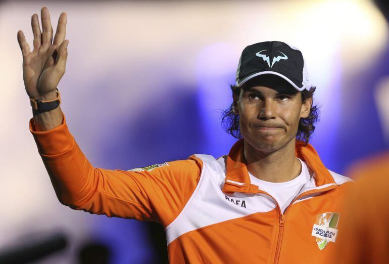 FRM10 MANILA (FILIPINAS) 07/12/2015.- El tenista español Rafael Nadal, del Micromax Indian Aces, saluda a su llegada al partido de la segunda ronda de la Liga Asiática IPTL que se disputa en Manila (Filipinas), hoy, 7 de diciembre de 3015. En esta liga compiten cinco equipos mixtos integrados por tenistas tanto profesionales como retirados. EFE/Mark R. Cristino