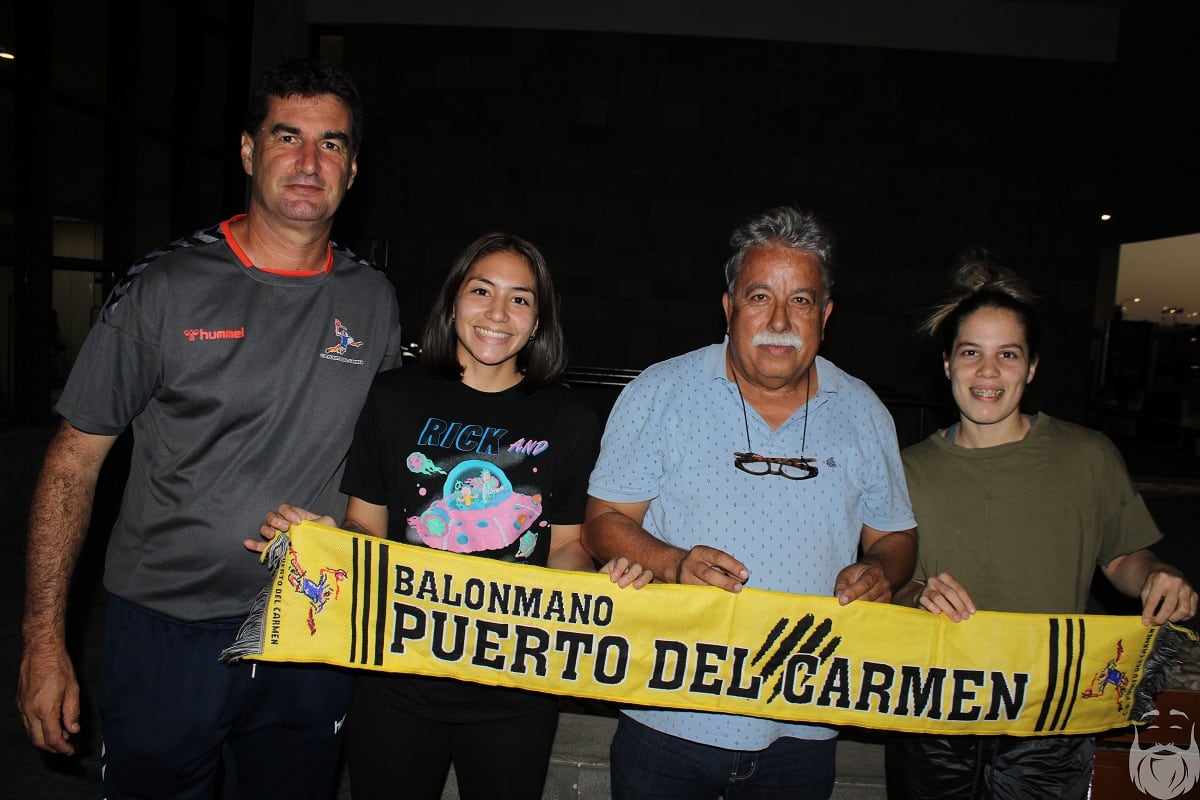 Juanmi Pérez, Delyne Leiva y Fernanda Insfrán con el presidente del Lanzarote Puerto del Carmen, Félix Montelongo.