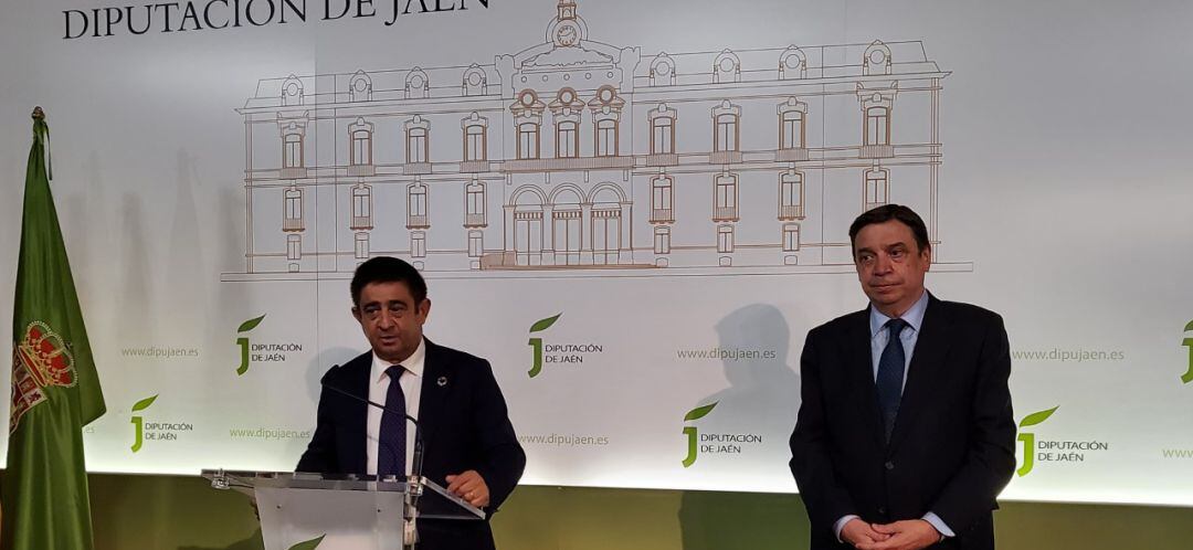 El presidente de la Diputación Provincial, Francisco Reyes y el ministro de Agricultura, Luis Planas en el Palacio Provincial.