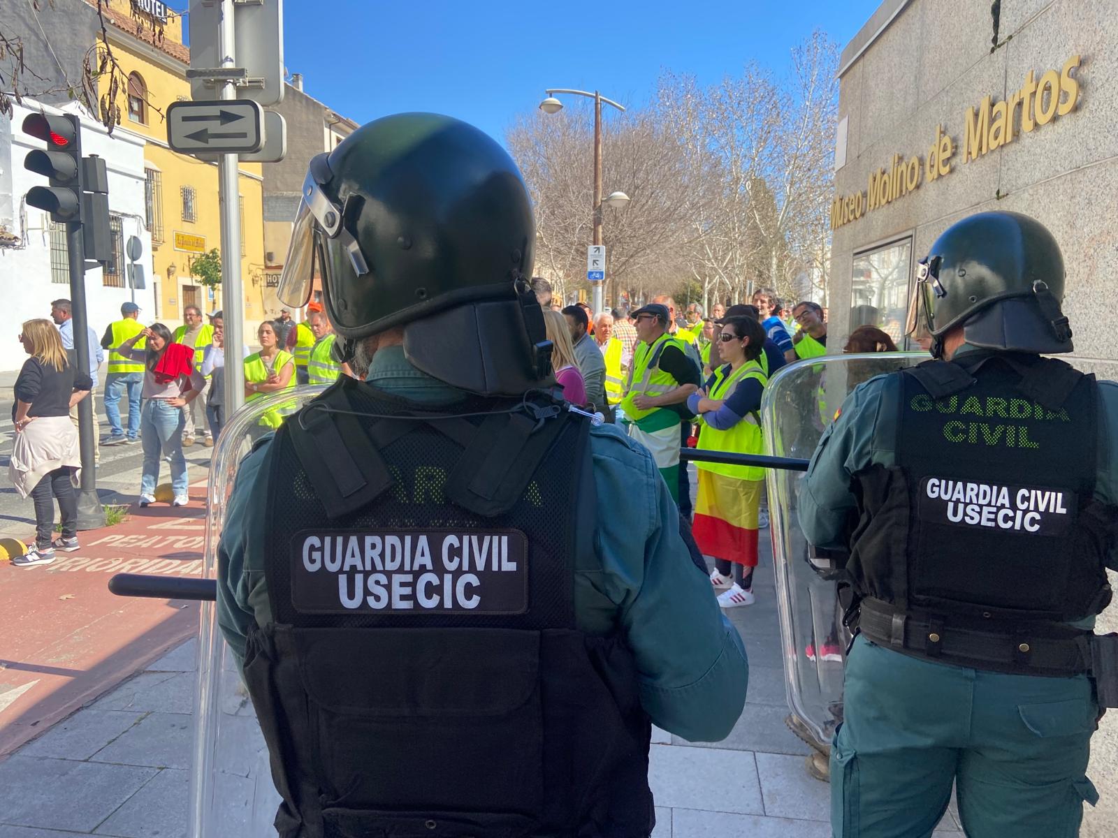 La USECIC de la Guardia Civil se incorpora al dispositivo de seguridad que retiene a los manifestantes del campo que intentan entrar a la Ribera.