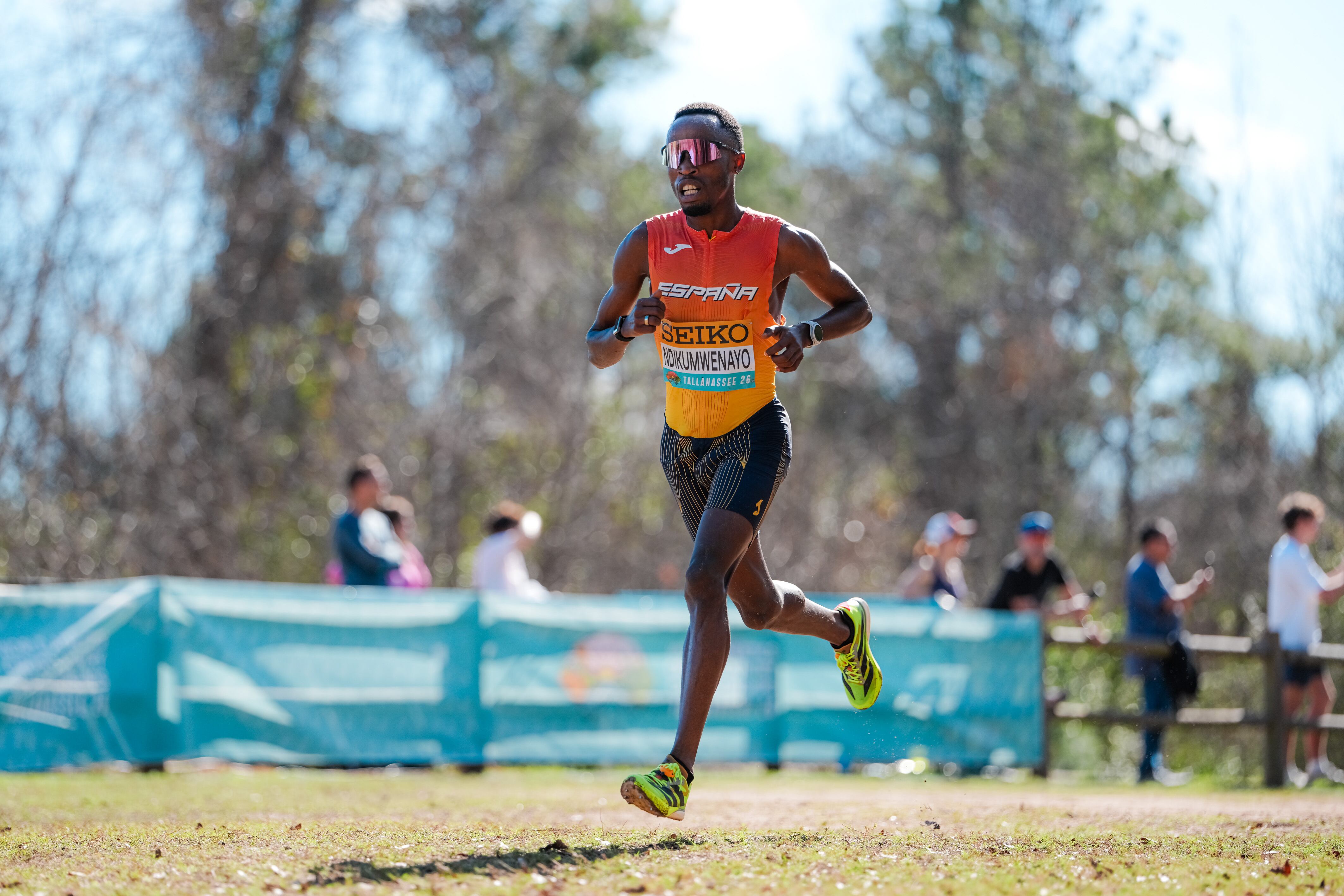 TALLAHASSEE (ESTADOS UNIDOS), 10/01/2026.- Los españoles Thierry Ndikumwenayo, afincado en Castellón, y María Forero brillaron este sábado en los Mundiales de cross de Tallahassee (Estados Unidos) haciendo frente al dominio de los atletas africanos y consiguieron, con un octavo y un decimocuarto puesto, respectivamente, ser los mejores europeos en la competición. Ndikumwenayo, de origen burundés, llegó a Florida como vigente campeón europeo de campeón a través y, tras una gran carrera, entró en meta octavo con un crono de 29:16, mejorando una posición respecto al octavo puesto de 2024. Además, fue el mejor europeo y el primer español finalista en un cross largo desde 1989, cuando Alejandro Gómez fue sexto en Stavanger (Noruega). EFE/ Rfea / Sportmedia Tallahassee SOLO USO EDITORIAL SOLO DISPONIBLE PARA ILUSTRAR LA NOTICIA QUE ACOMPAÑA (CRÉDITO OBLIGATORIO)