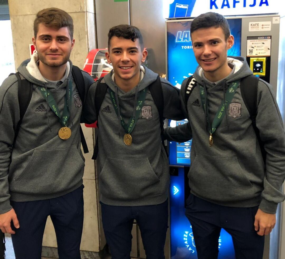 Los tres internacionales del Santiago Futsal, con el oro ganado con la Selección Sub-19