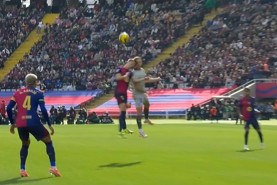 ¡Susto en Montjuic!: Gavi y Conechny tuvieron que ser sustituidos tras un choque de cabezas