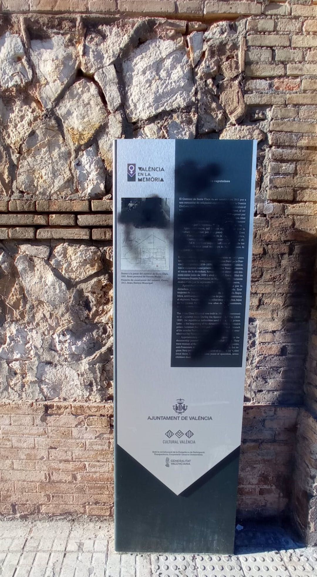 Monolito informativo ante el convento de Santa Clara de València