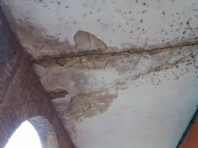 Detalle del deterioro evidente del techo