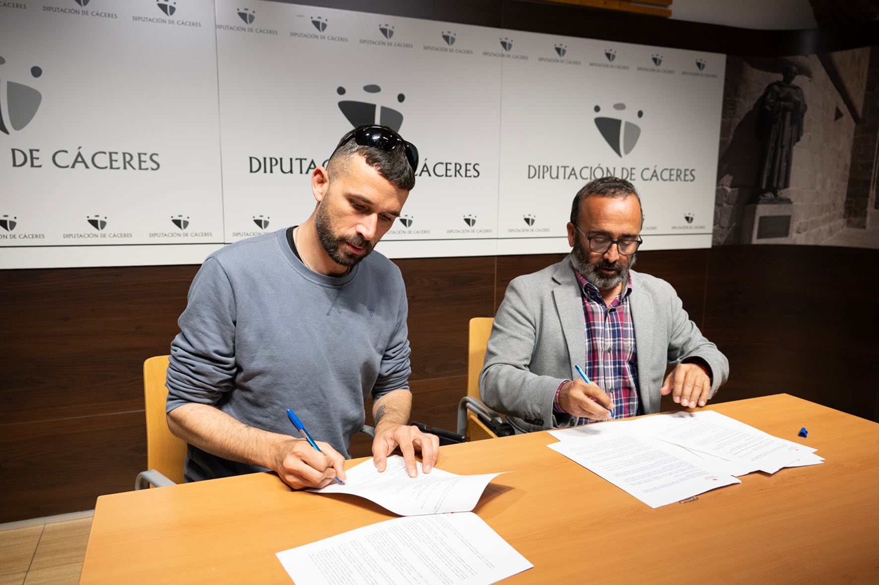 Sergio Gómez, El Gato con Jotas, firma un convenio de colaboración con la Diputación Provincial de Cáceres