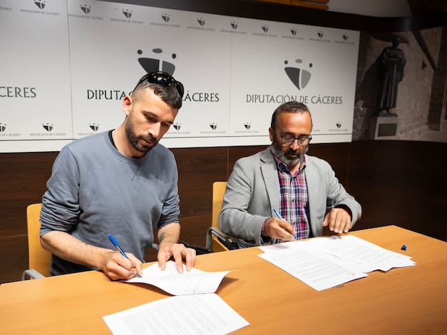 Sergio Gómez, El Gato con Jotas, firma un convenio de colaboración con la Diputación Provincial de Cáceres