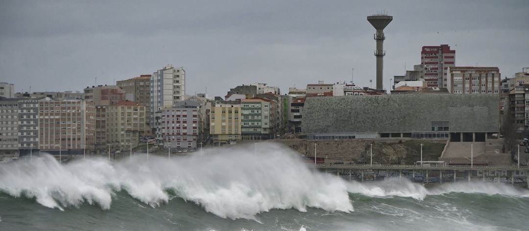 Fuertes vientos y  oleaje en A Coruña, a 8 de enero de 2022, en A Coruña