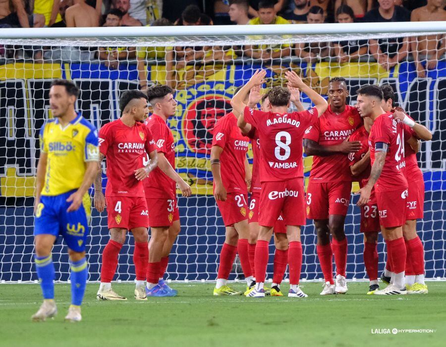 Los jugadores del Real Zaragoza celebran la victoria contra el Cádiz