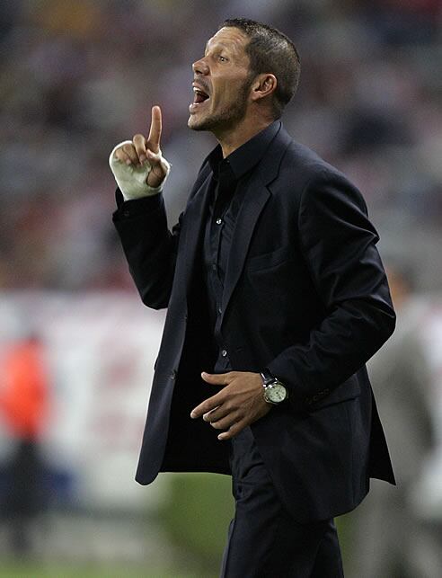 Simeone abandona el banquillo de River Plate por la puerta de atrás