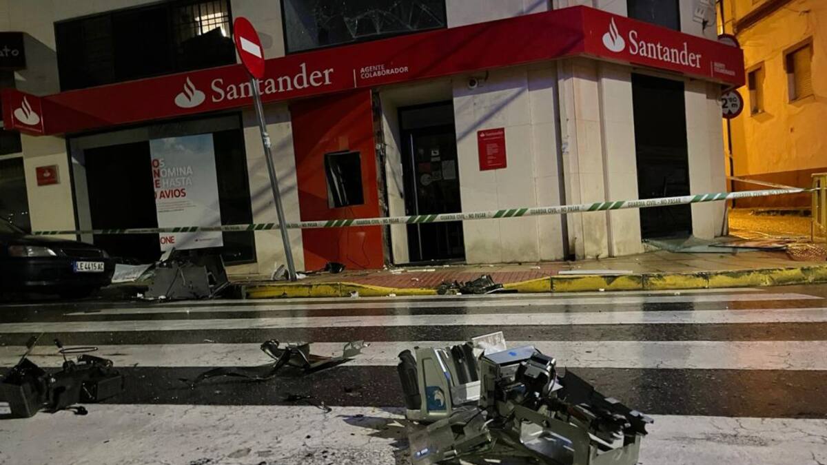 'Vuelan' el cajero de la sucursal del banco de Santander en Toral de los Vados