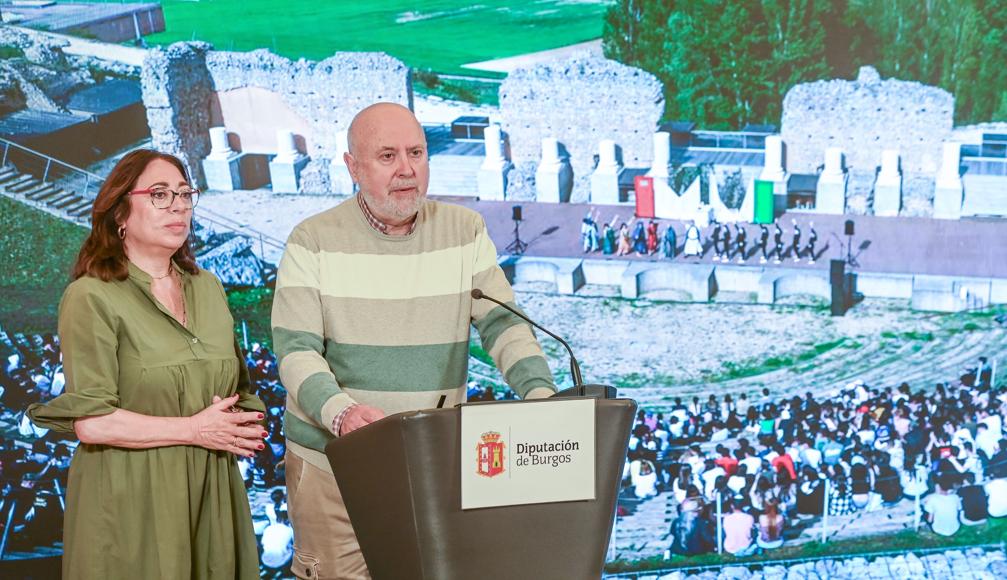 Raquel Contreras, diputada de Cultura de la Diputación de Burgos; y Miguel González, presidente de la Asociación Cultural Clunia Sulpicia, presentando el XXIV Festival Juvenil de Teatro Grecolatino. / Foto: Diputación de Burgos