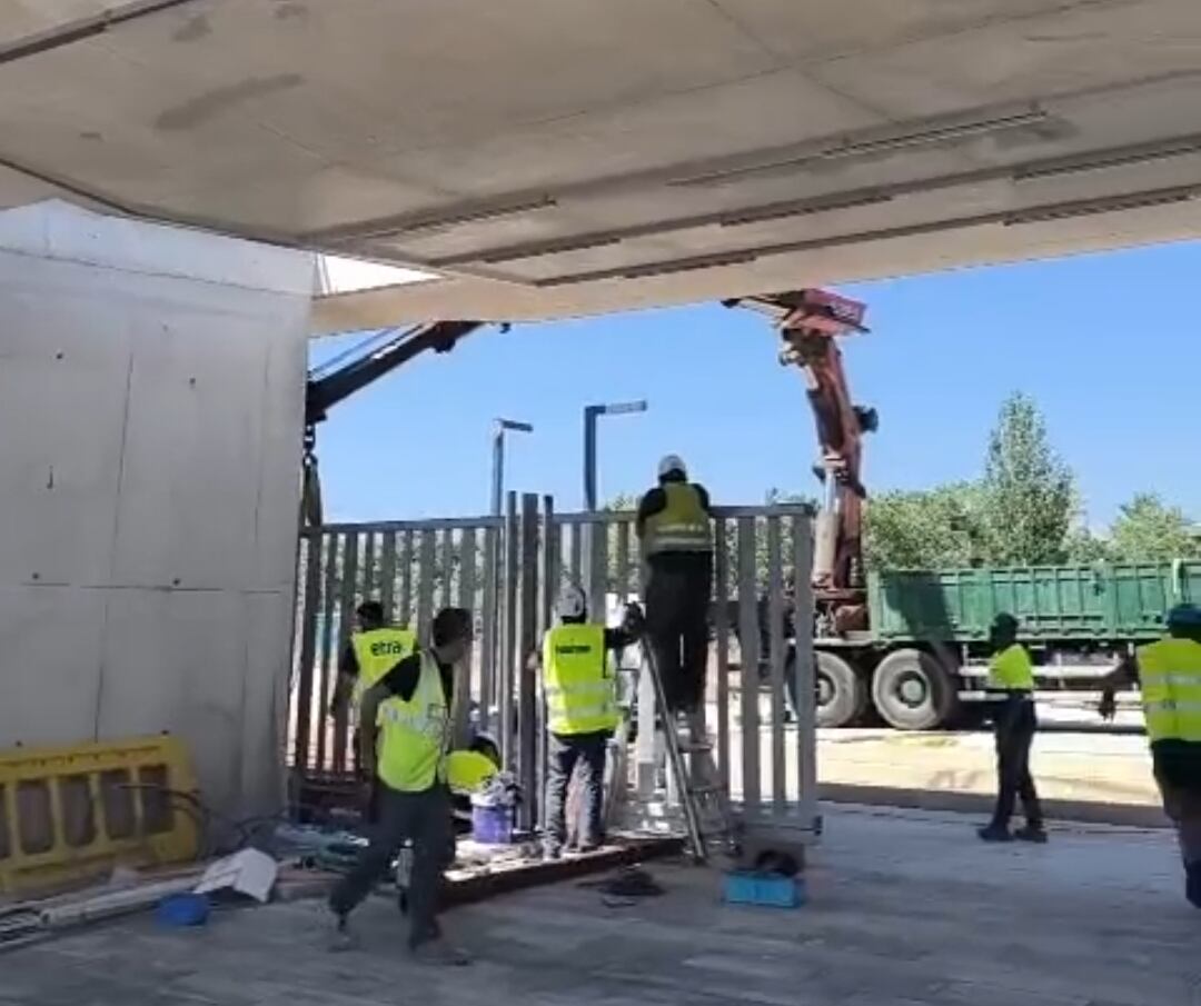 Imagen de los trabajadores de la UTE en la estación de metro del Parc Bit este lunes 30 de junio