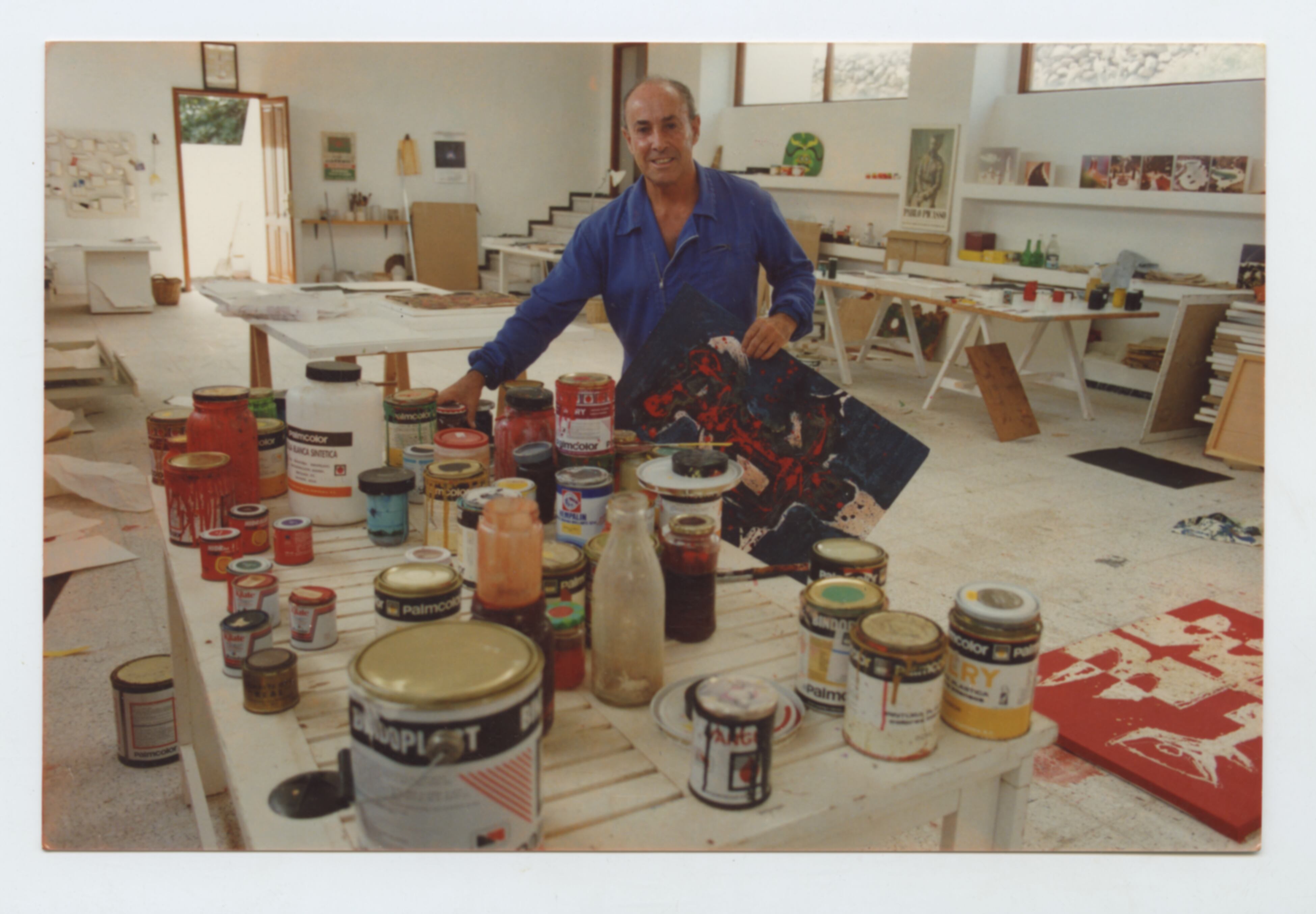 El artista César Manrique retratado trabajando en el taller de su casa de Haría. Esta vivienda, en la que Manrique fijó su residencia en 1988, está acondicionada como museo desde el año 2013. Editorial Lancelot