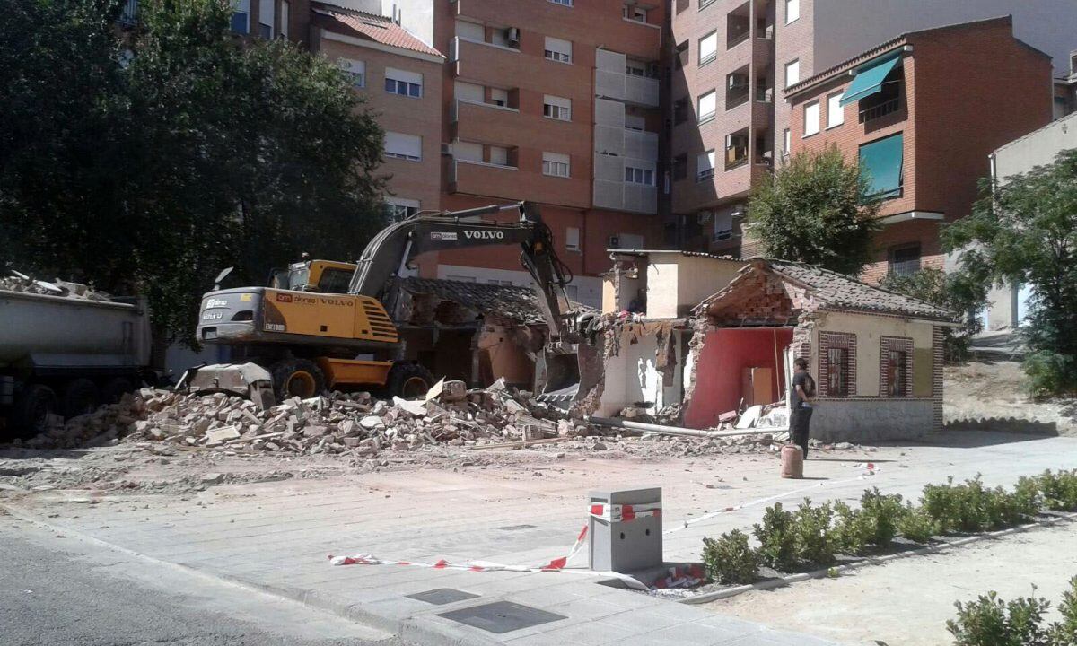 Imagen de archivo de la demolición de las casitas bajas en una de las parcelas de la calle Navidad de Toledo, en septiembre de 2015