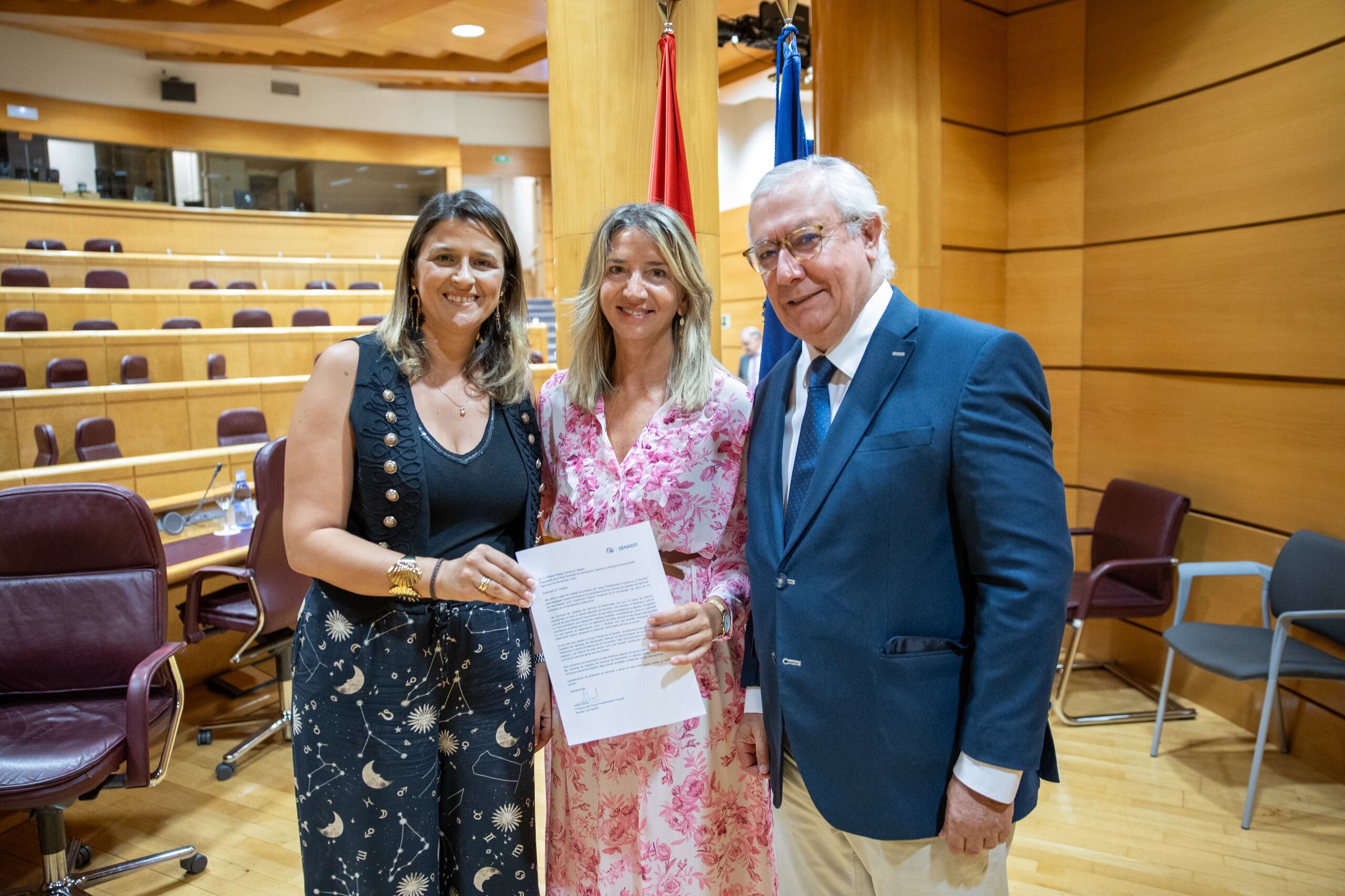 La portavoz del PP en el Senado, Alicia García, muestra su apoyo a la candidatura de las Carreras de Caballos de Sanlúcar