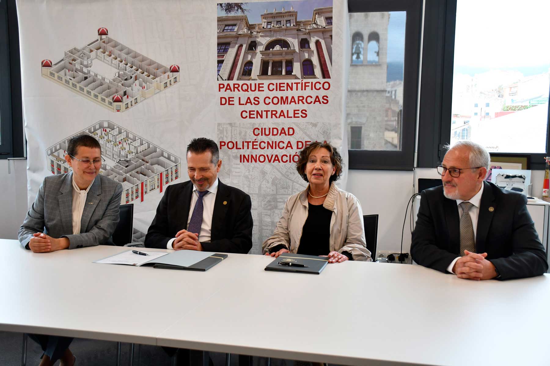 Un instante previo a la firma de la donación de los telares a cargo de María Catalá