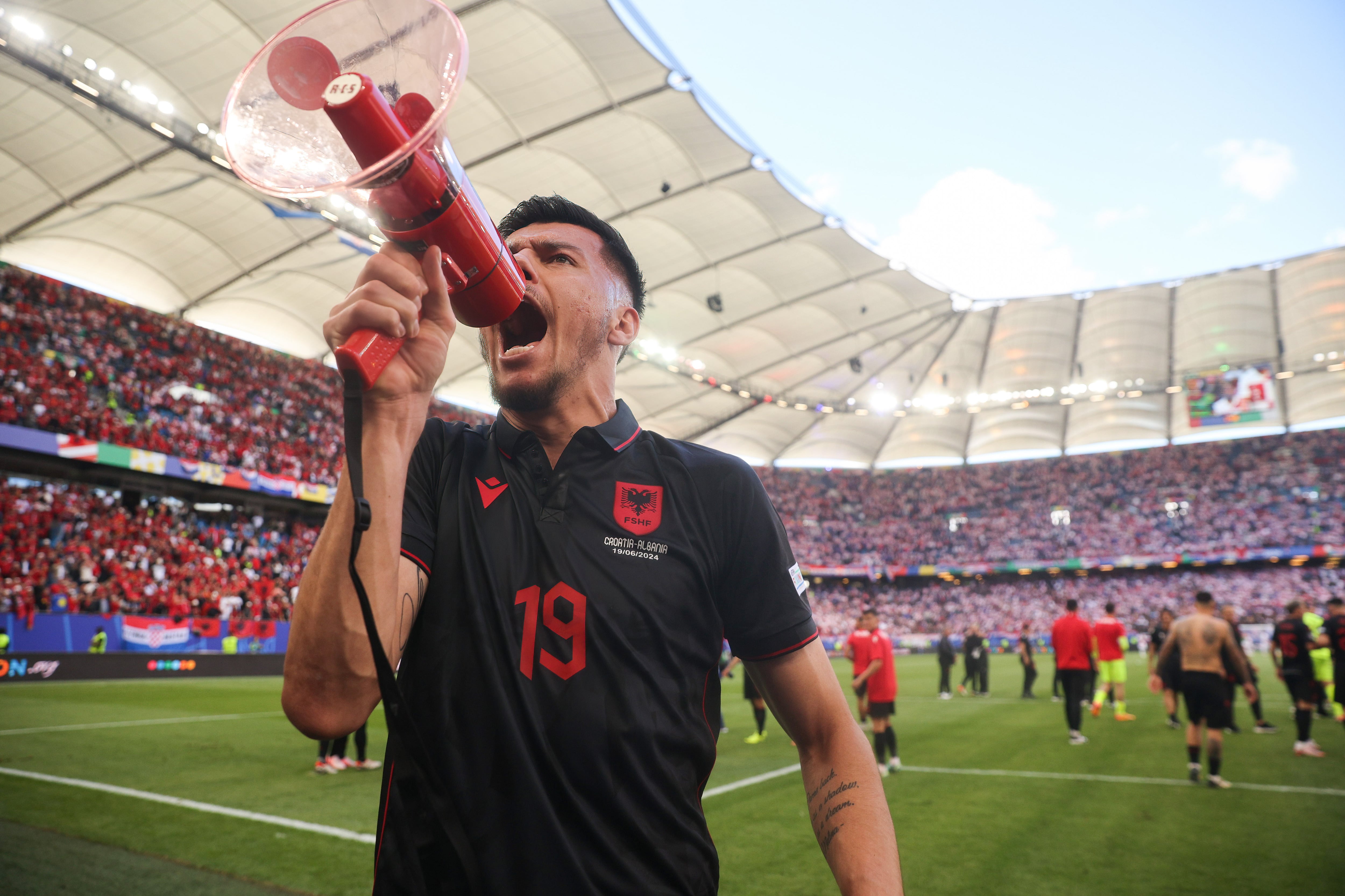 Mirlind Daku alentando a su afición después del partido entre Albania y Croacia