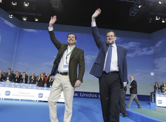 El presidente del Gobierno, Mariano Rajoy, junto al nuevo líder del PP de Andalucía, Juan Manuel Moreno, durante la clausura hoy del XIV Congreso del partido.