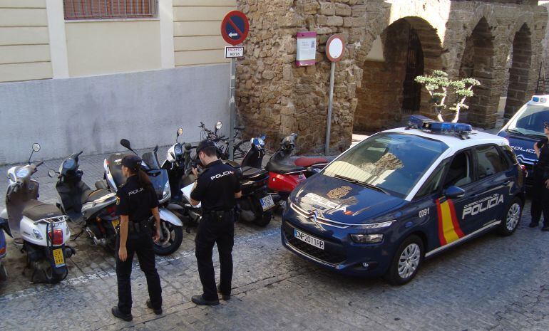 Agentes de la Policía Nacional en las calles de Cádiz