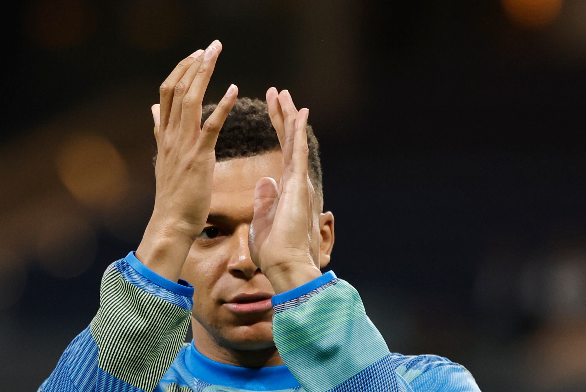 El delantero francés del Real Madrid Kylian Mbappé calienta antes del partido de LaLiga