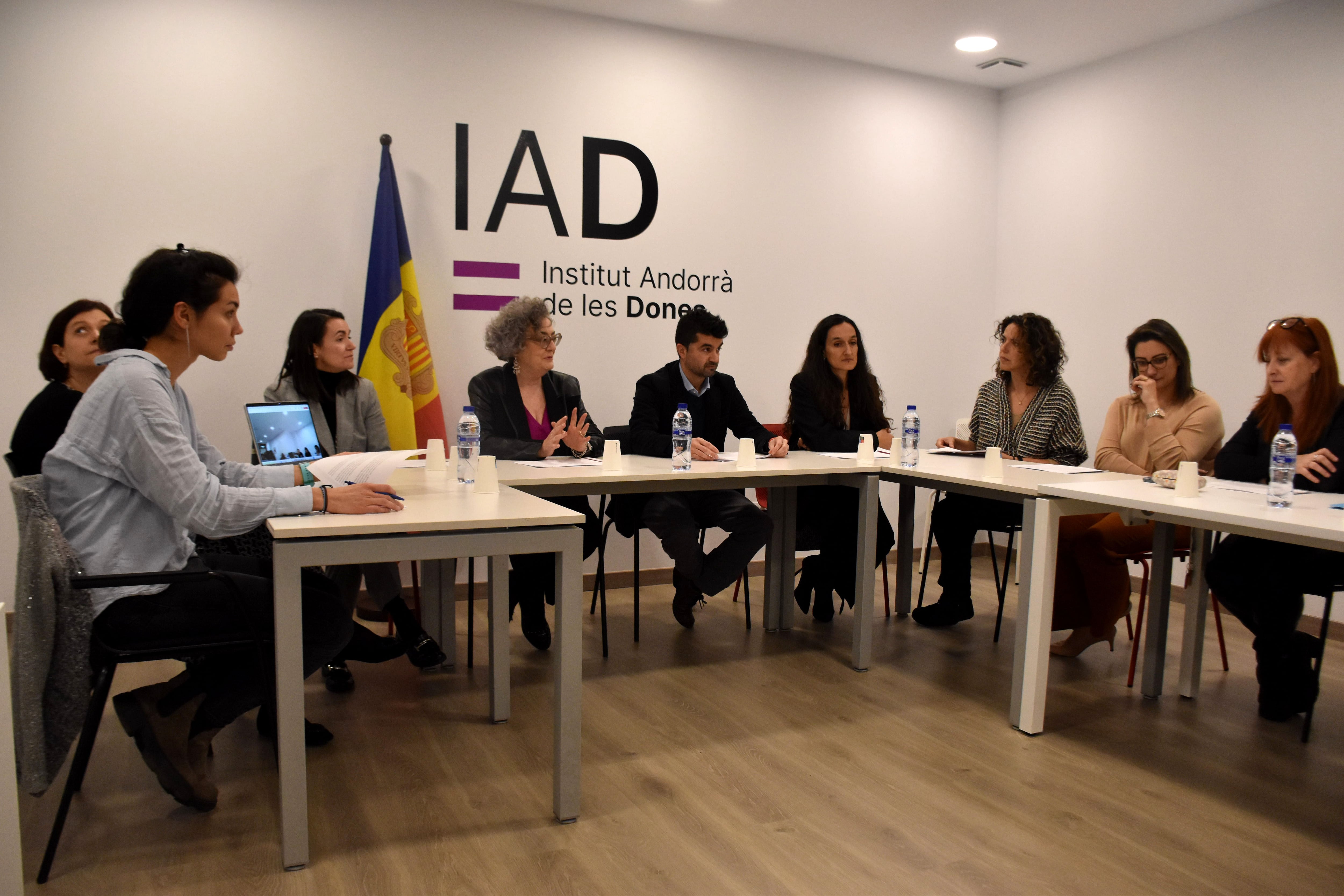 Diferents representants d&#039;entitats que han participat en la Taula de treball de Professionals d’Intervenció en Violències de Gènere durant la presentació dels nous protocols.