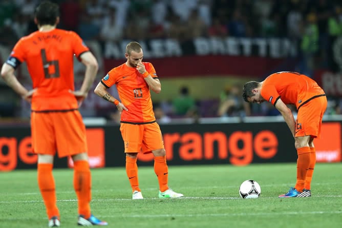 Los jugadores de Holanda Wesley Sneijder y Robin van Persie se lamentan tras un gol de Alemania durante el partido que les enfrenta el miércoles 13 de junio de 2012, por el grupo B de la Eurocopa 2012, en Kharkiv, Ucrania.