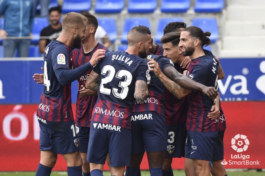 Los jugadores de la SD Huesca celebran el gol