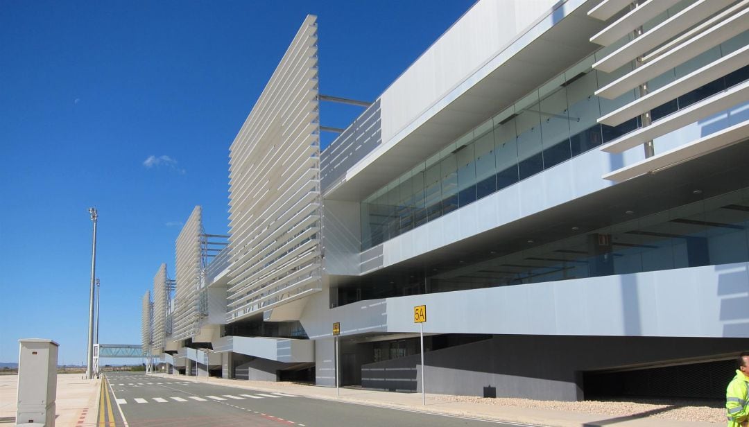 Aeropuerto de Corvera. Terminal de pasajeros. Aeropuerto Internacional de la Región de Murcia. Avión. Turismo