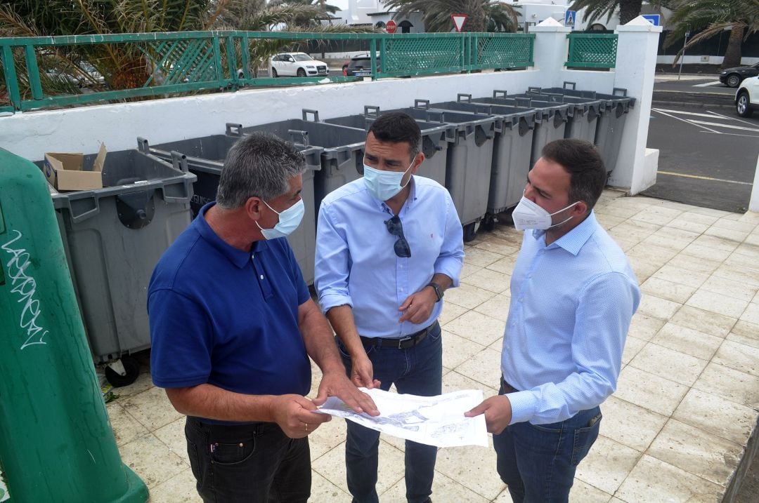 Jacobo Medina, consejero de Obras Públicas del Cabildo de Lanzarote, junto al alcalde de Teguise, Oswaldo Betancort, y el concejal de Vías y Obras, Eugenio Robaina.