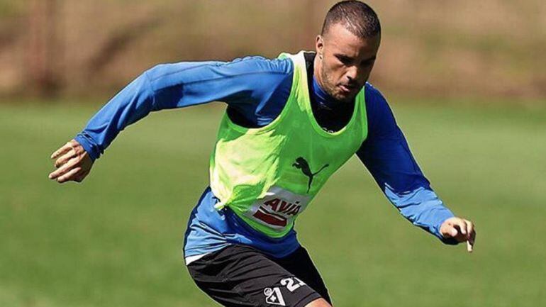 Pedro León durante un entrenamiento con el Eibar