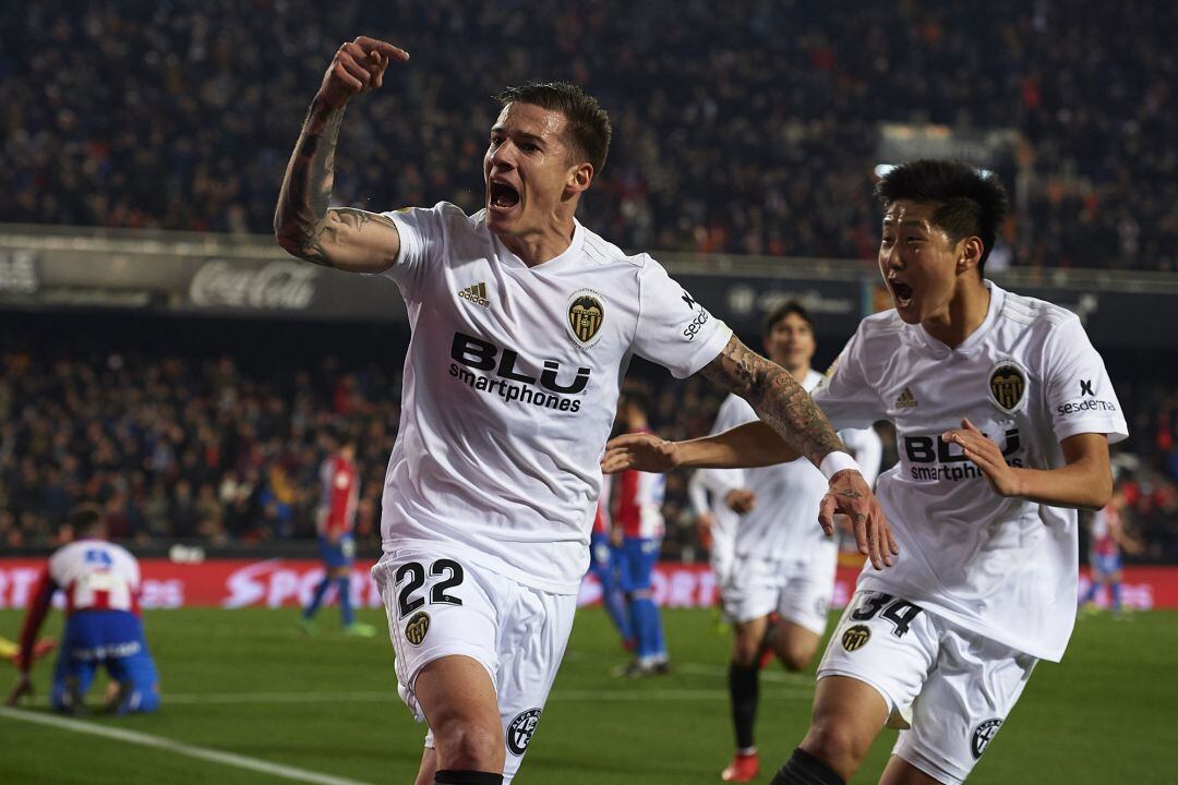 Santi Mina celebra uno de los goles del equipo