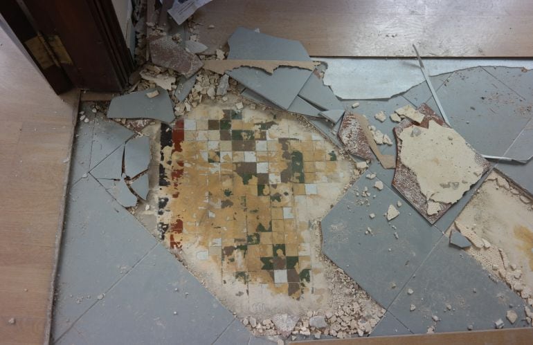 Detalle del pavimento de la vieja fábrica de Nolla bajo la doble capa de parqué y de  cerámico de Gres