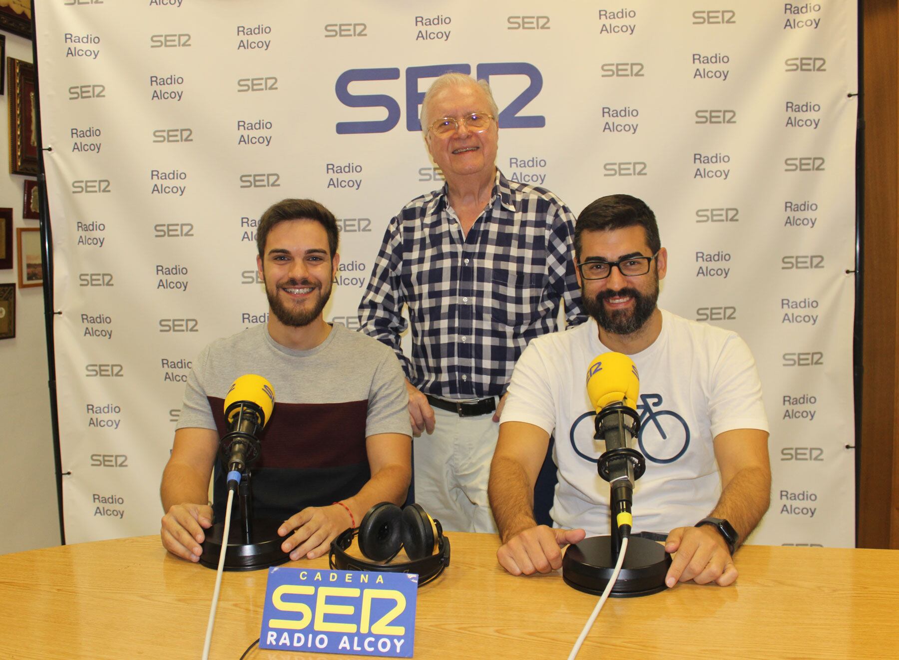 Mauro Camáñez y David Antolí, junto a Paco Aznar en el estudio central de Radio Alcoy