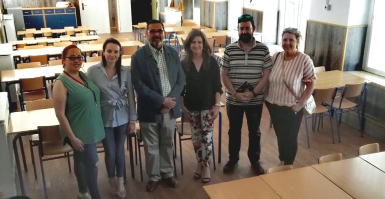 La delegada de Educación, Yolanda Caballero, junto al director del centro, Juan José Martínez y representantes del AMPA del Colegio San Juan de la Cruz de Baeza.
